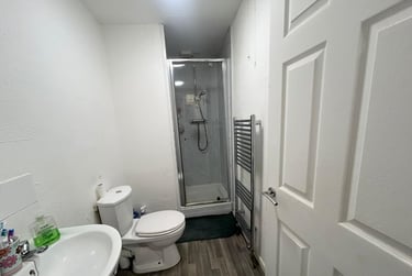 1 bed flat, North Road East, North Hill, Plymouth, PL46AS - Image 3